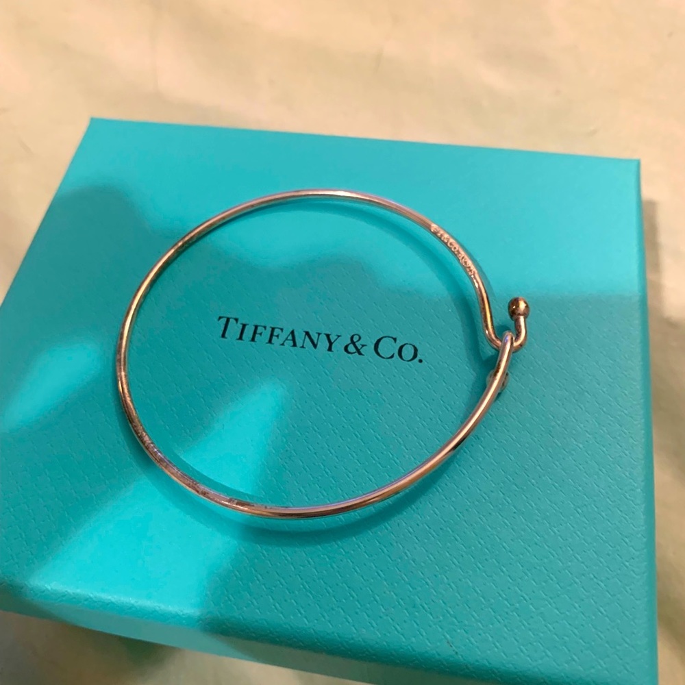 Brand new silver authentic Tiffany silver  bracelet size Medium. Must have!